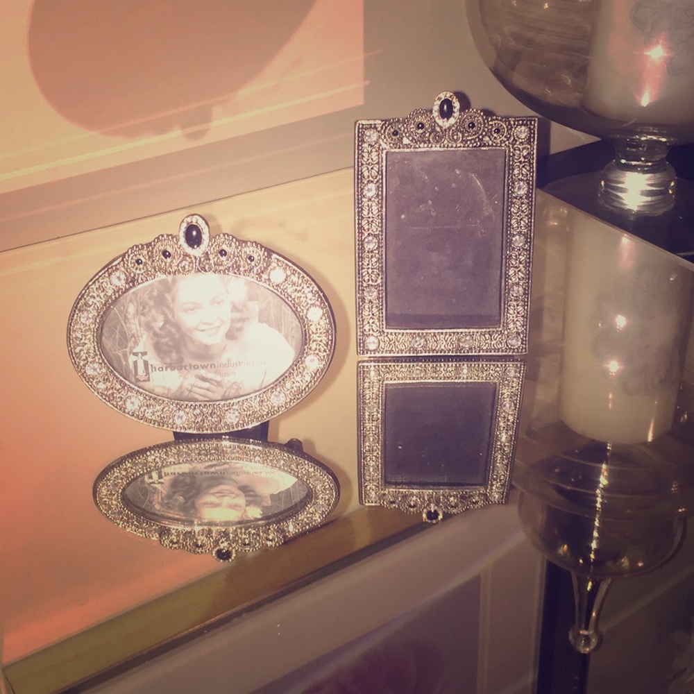 Set of 2 picture frames.